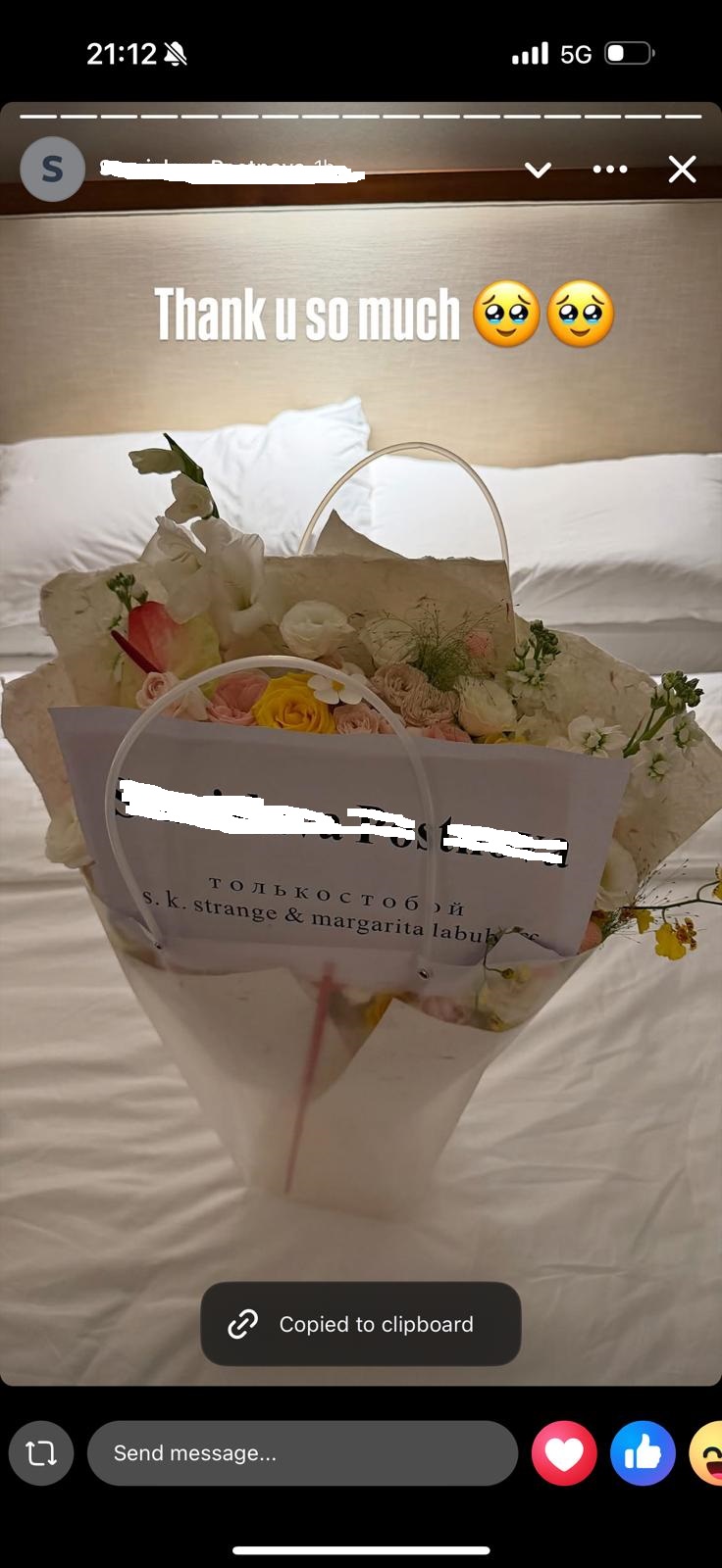 Photo confirmation sent by the performer receiving her birthday flowers in Nanjing
