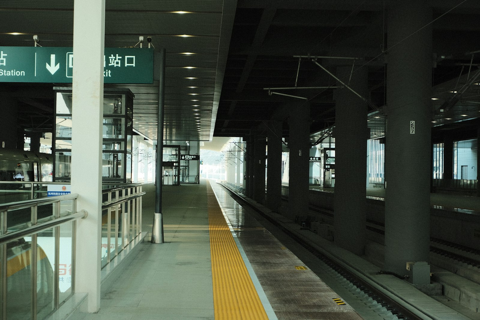 パスポート名義の鉄道チケット。外国企業チームの移動