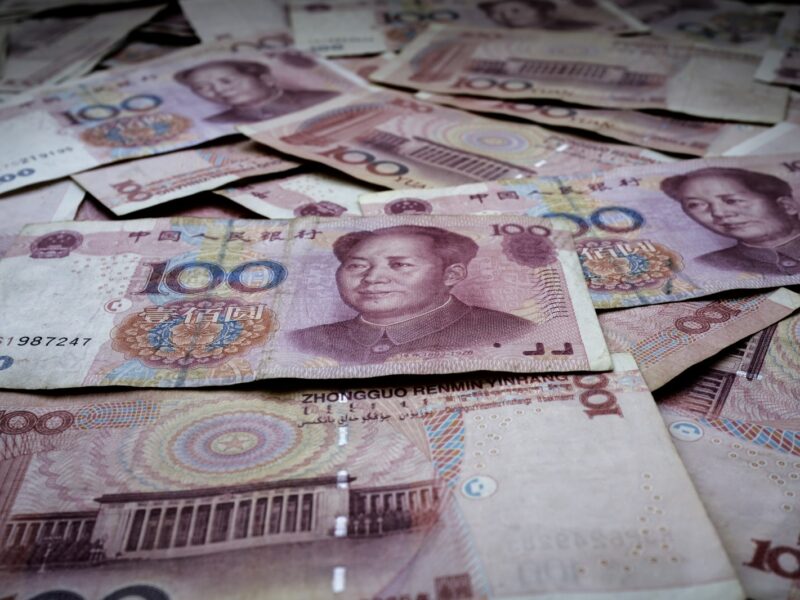 Billetes de 100 yuanes en efectivo, el dinero en RMB que un extranjero en Pekín necesita pasar a WeChat Pay o Alipay