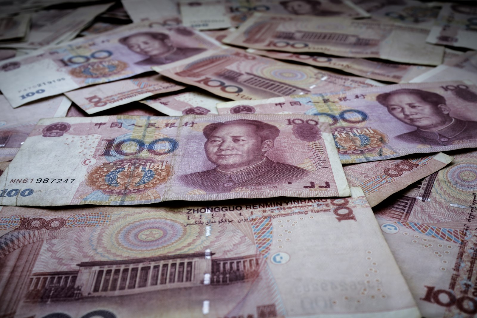 Billetes de 100 yuanes en efectivo, el dinero en RMB que un extranjero en Pekín necesita pasar a WeChat Pay o Alipay