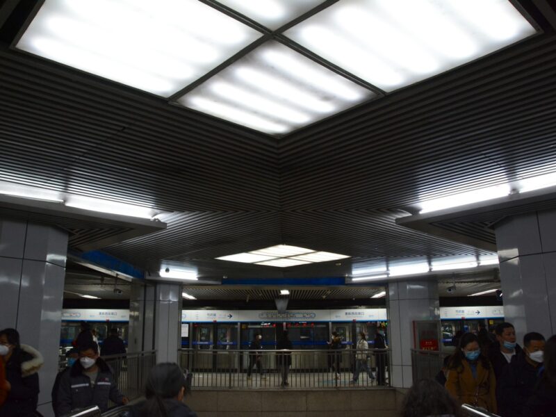 Andén del metro de Pekín, donde se entra con el Beijing Pass o con el código de Alipay