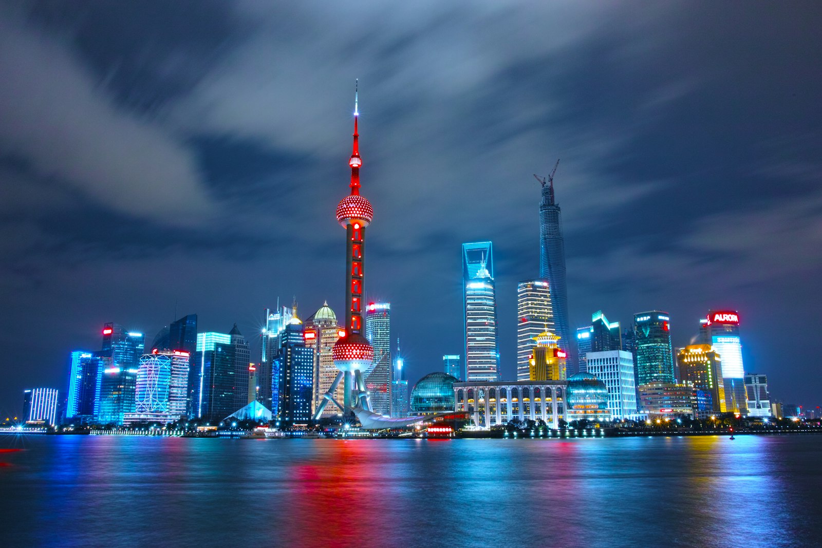 Skyline de Pudong desde el Bund de Shanghái, donde suelen coordinarse visitas a proveedores y recados comerciales
