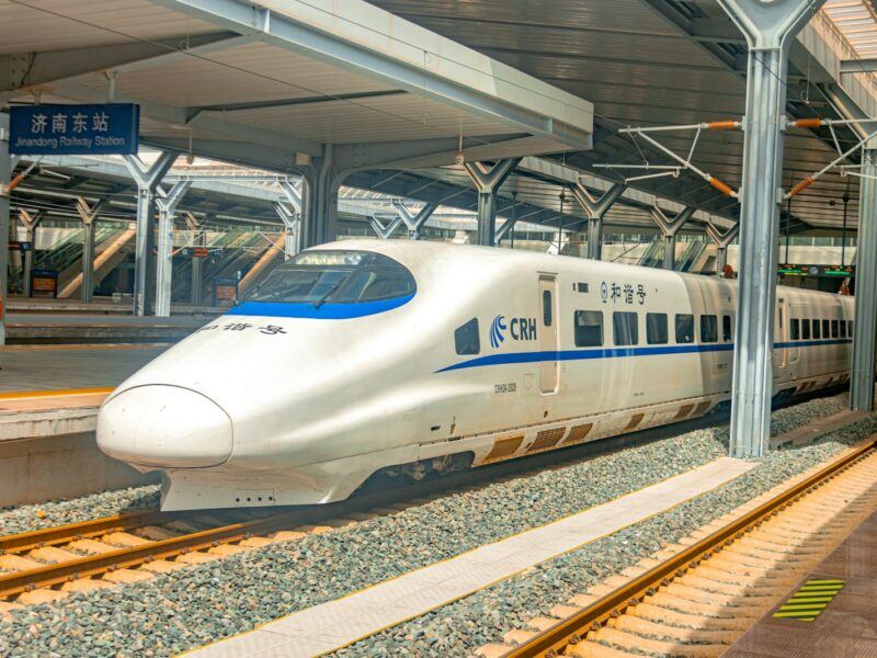 Tren CRH de alta velocidad en una estación china, el tipo de tren entre Shanghái, Xi'an y Pekín