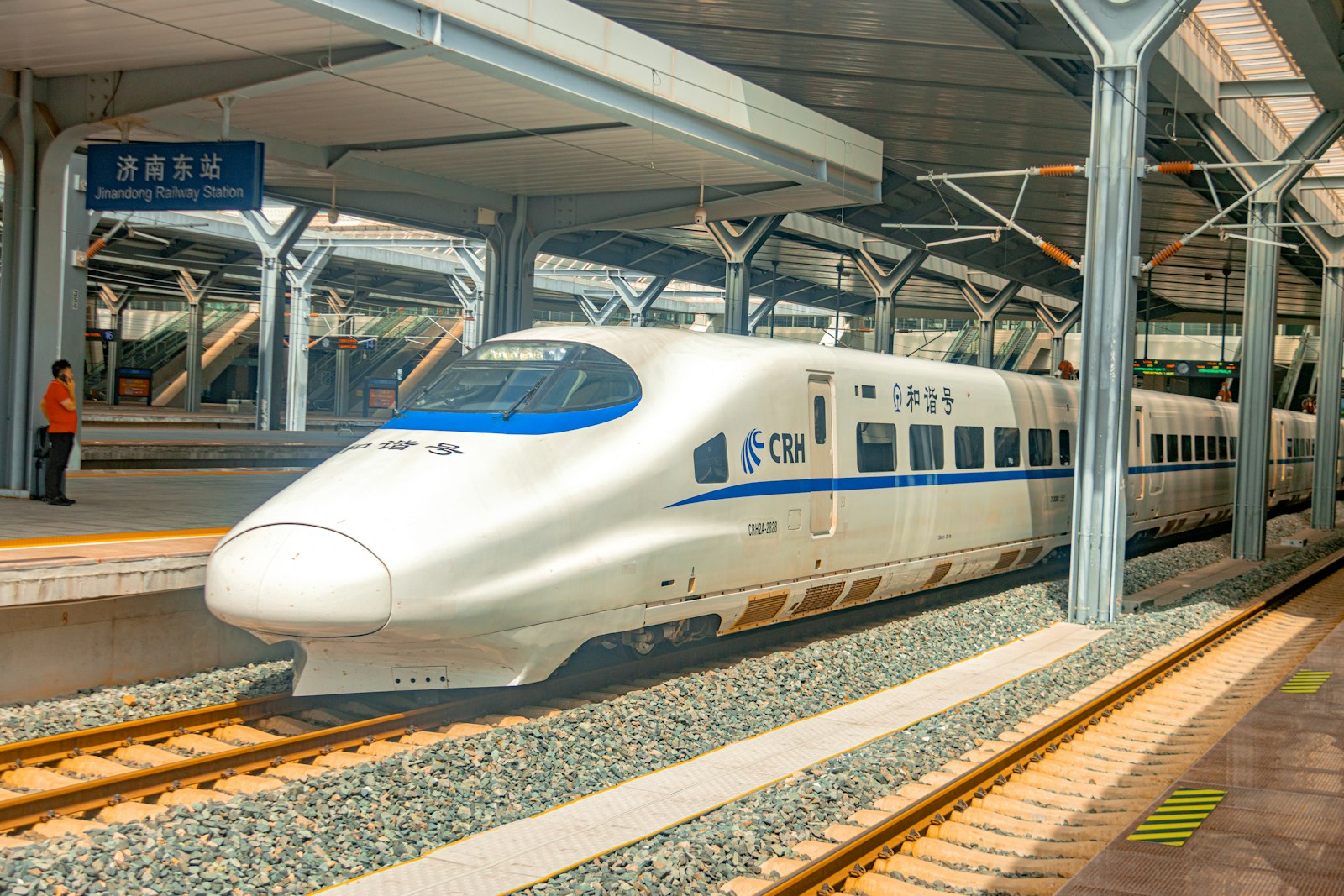 Tren CRH de alta velocidad en una estación china, el tipo de tren entre Shanghái, Xi'an y Pekín