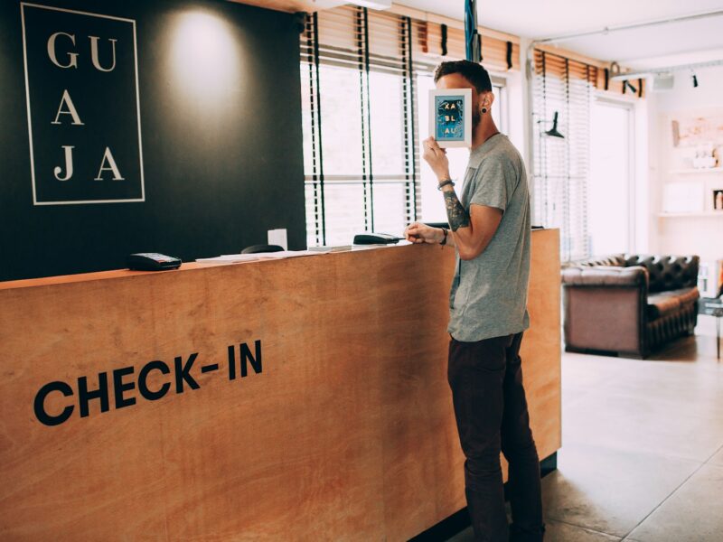 Mostrador de check-in de un hotel, donde en Pekín el personal registra el pasaporte extranjero