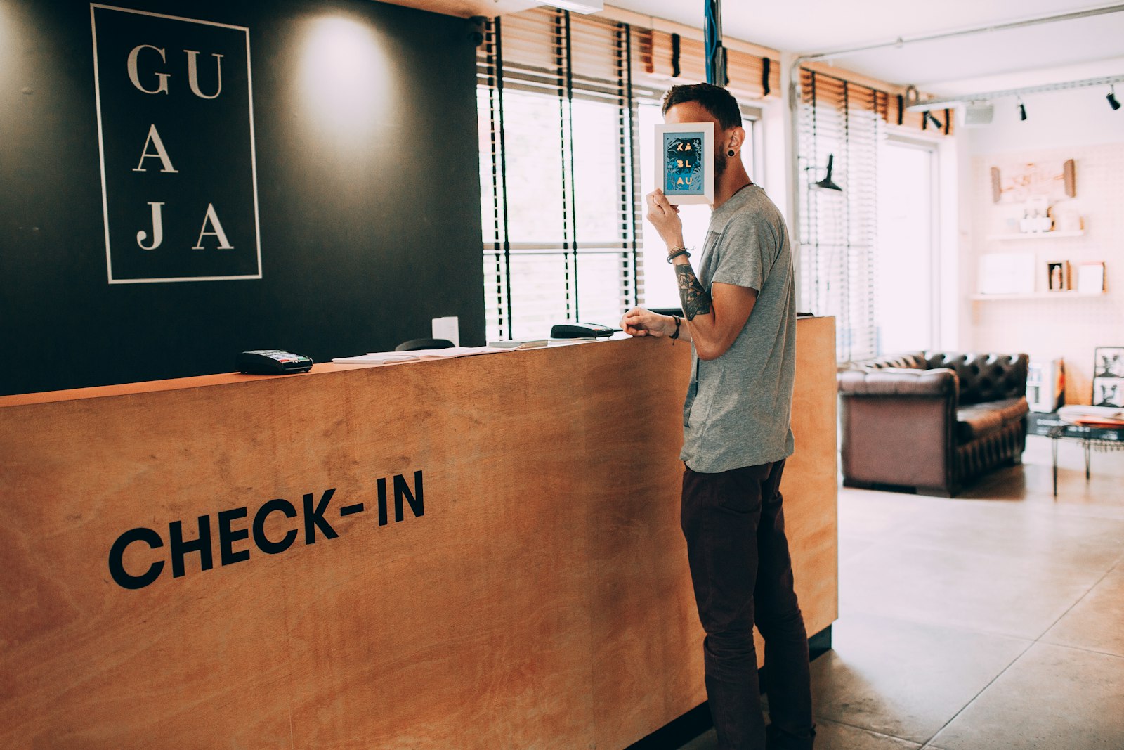 Mostrador de check-in de un hotel, donde en Pekín el personal registra el pasaporte extranjero