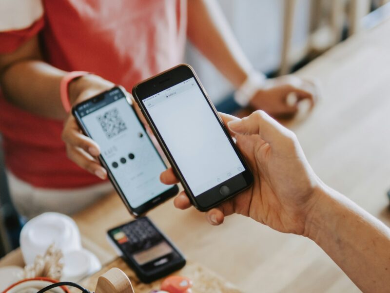 Dos teléfonos con códigos QR, la forma habitual de pagar con WeChat Pay o Alipay en China