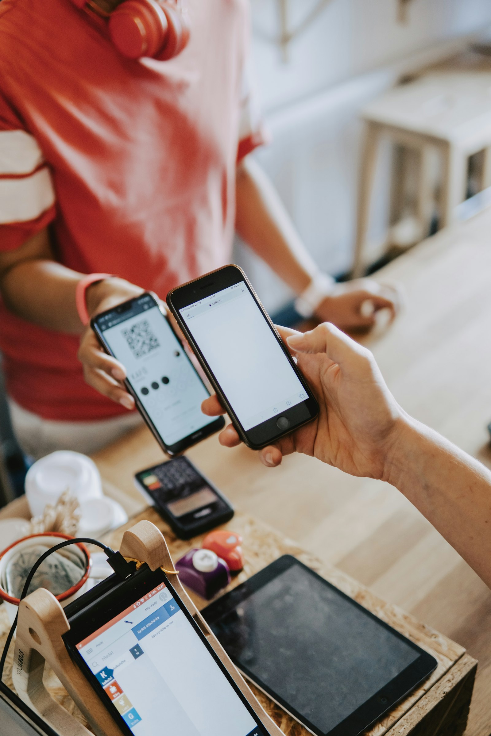 Dos teléfonos con códigos QR, la forma habitual de pagar con WeChat Pay o Alipay en China