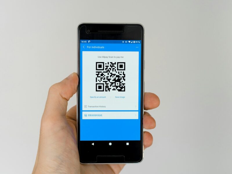 Teléfono con QR de pago móvil; fuera de China el uso para extranjeros suele fallar