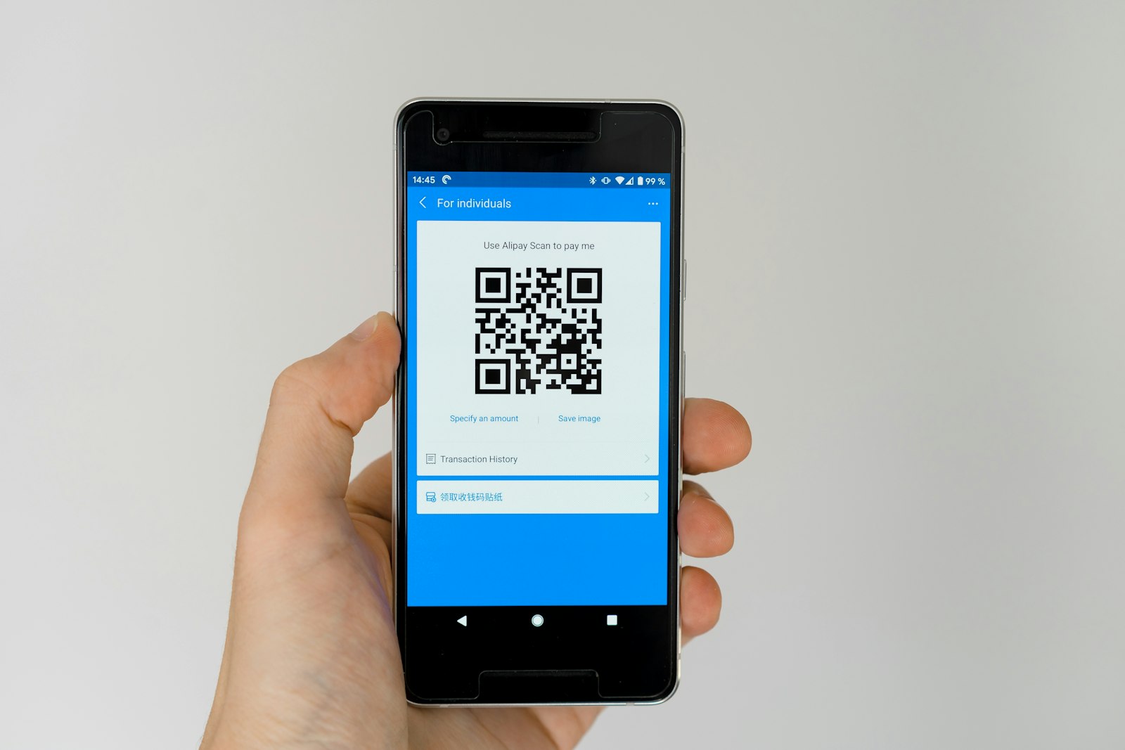 Teléfono con QR de pago móvil; fuera de China el uso para extranjeros suele fallar