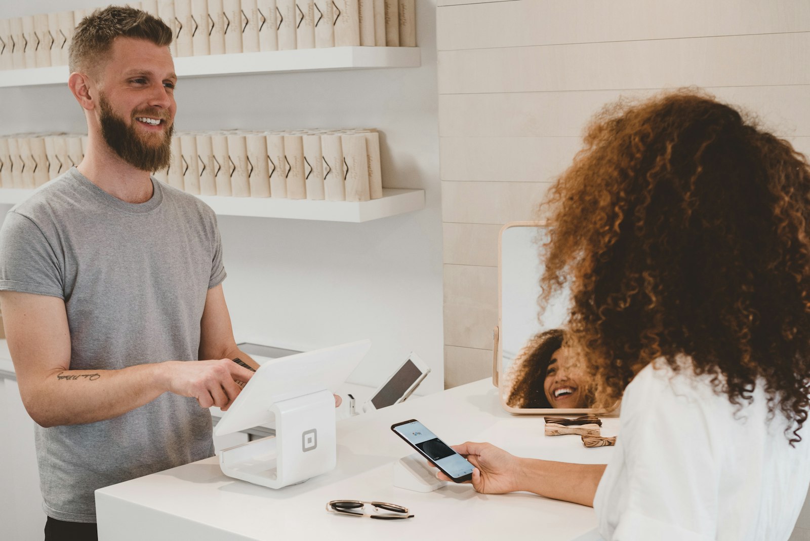Teléfono con código QR de pago móvil, habitual en WeChat Pay y Alipay en Shanghái